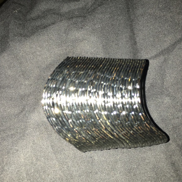 Wavy wide cuff bracelet - Picture 4 of 6